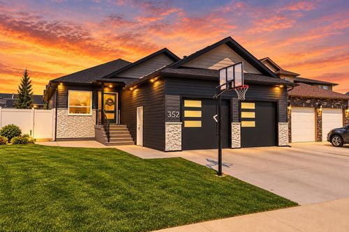 352 Somerside Cres Se, Medicine Hat, AB, T1B0N3 | Card Image