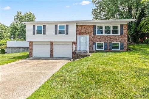 8 Canterbury Ct, Saint Charles, MO, 63301-4739 | Card Image