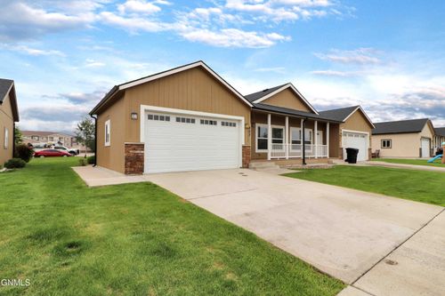 807 40th St E, Williston, ND, 58801-3270 | Card Image