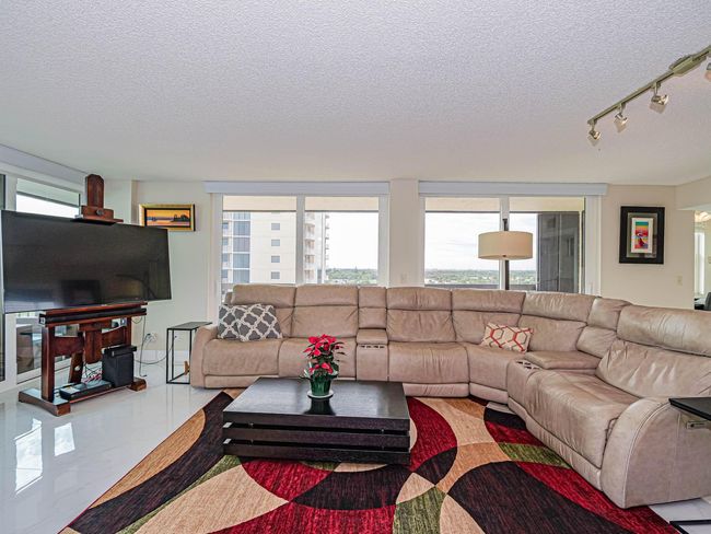 806 - 3100 N Highway A1a, Condo with 3 bedrooms, 2 bathrooms and null parking in Hutchinson Island FL | Image 23