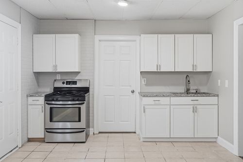 2l-293 Clemente St, Holyoke, MA, 01040-5674 | Card Image