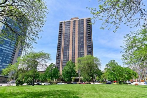 403-929 N Astor Street, Milwaukee, WI, 53202 | Card Image