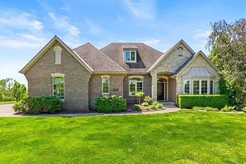 8070 Green Glades Ct, Parkville, MO, 64152-4857 | Card Image