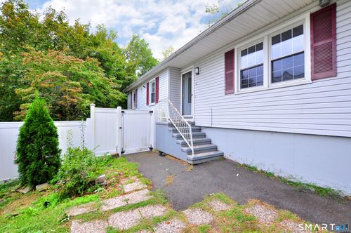 21 Emma St, West Haven, CT, 06516-2320 | Card Image