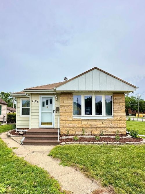 2128 4th Ave N, Fort Dodge, IA, 50501-3522 | Card Image