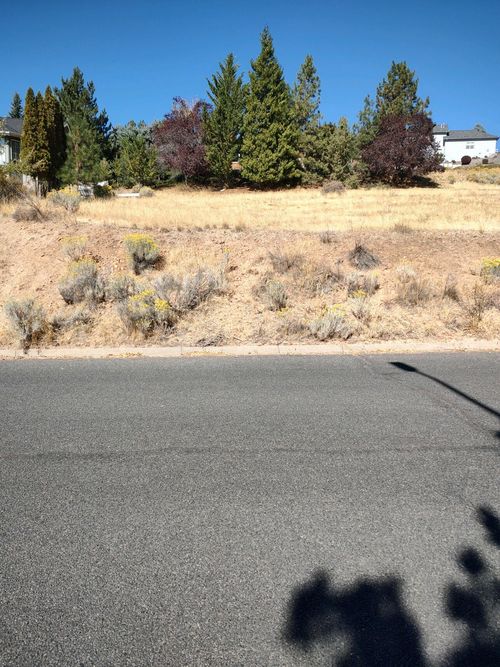 9 Ridgecrest Dr, Klamath Falls, OR, 97601-1547 | Card Image