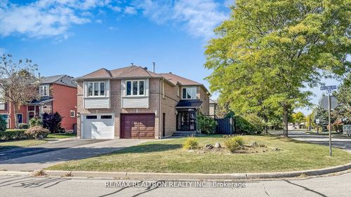 558 Willowick Dr, Newmarket, ON, L3X2A6 | Card Image