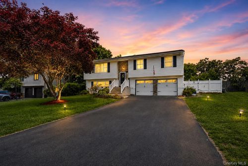 15 Guernsey Dr, New Windsor, NY, 12553-8046 | Card Image