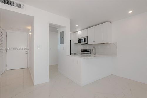 j405-2851 Leonard Dr, Aventura, FL, 33160-3948 | Card Image