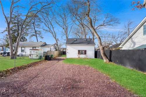 84 Pleasure Ave, Ronkonkoma, NY, 11779-4257 | Card Image
