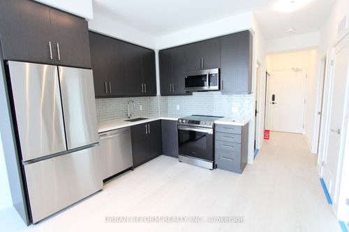 801-95 Oneida Cres, Richmond Hill, ON, L4B0H5 | Card Image