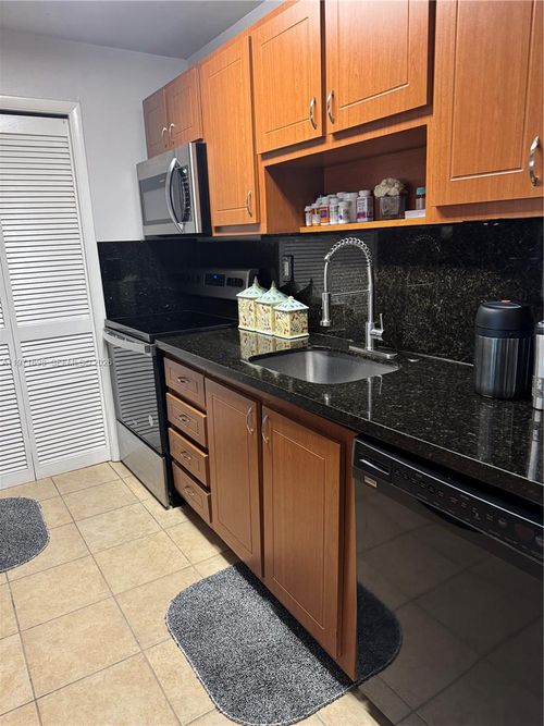apt-313-200 Lakeview Dr, Weston, FL, 33326-1002 | Card Image