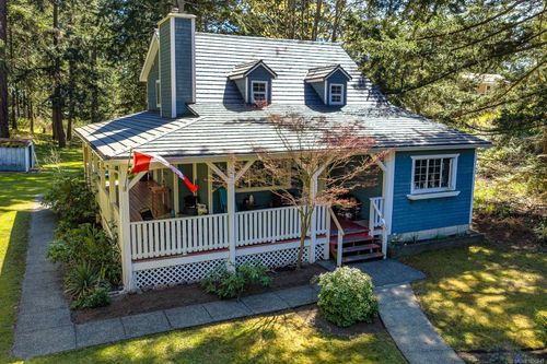 745 Lazo Rd, Comox, BC, V9M3V6 | Card Image