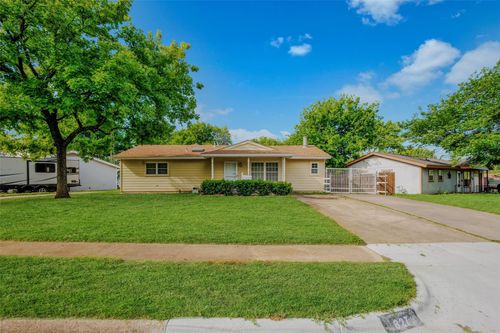 827 Bell Dr, Euless, TX, 76039-3301 | Card Image
