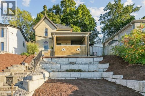 132 Queen St W, Cambridge, ON, N3C1G3 | Card Image