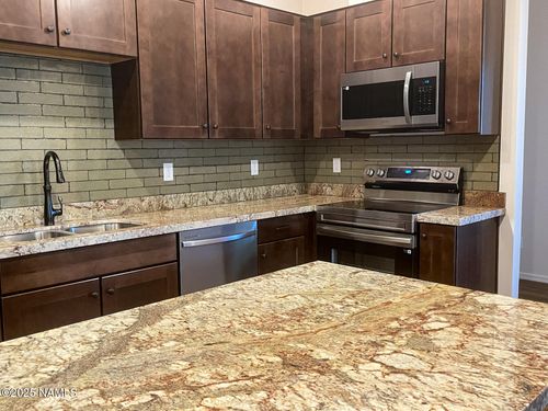 102-2950 W Presidio Dr, Flagstaff, AZ, 86001-9170 | Card Image