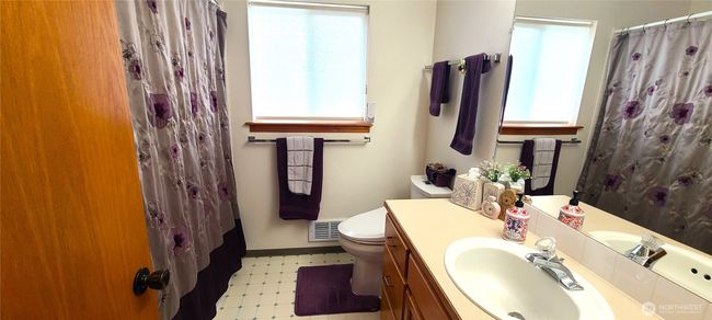Hall Bathroom | Image 22