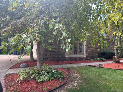 6473 Red Oak Dr, Troy, MI, 48098-2216 | Card Image