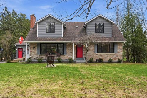 222 Concession 11 E, Freelton, ON, L8B1H8 | Card Image