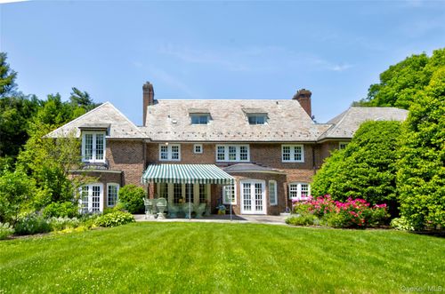 9 Meadow Spring Ln, Glen Cove, NY, 11542-3126 | Card Image