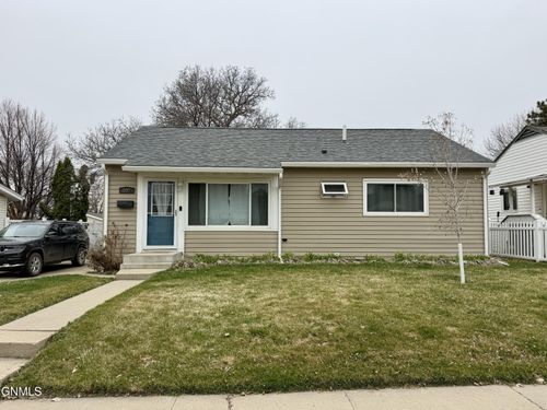 807 14th Ave W, Williston, ND, 58801-4630 | Card Image