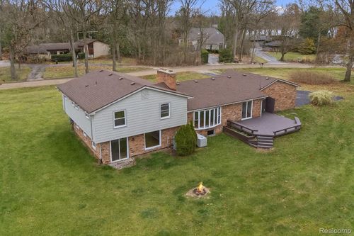 5570 Forman Dr, Bloomfield Hills, MI, 48301-1151 | Card Image