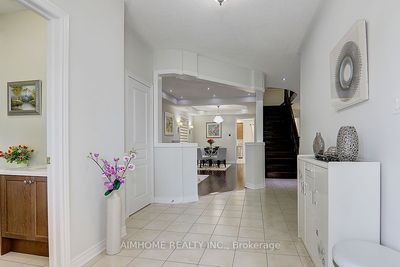 881 Memorial Cir, House other with 4 bedrooms, 4 bathrooms and 4 parking in Newmarket ON | Image 3