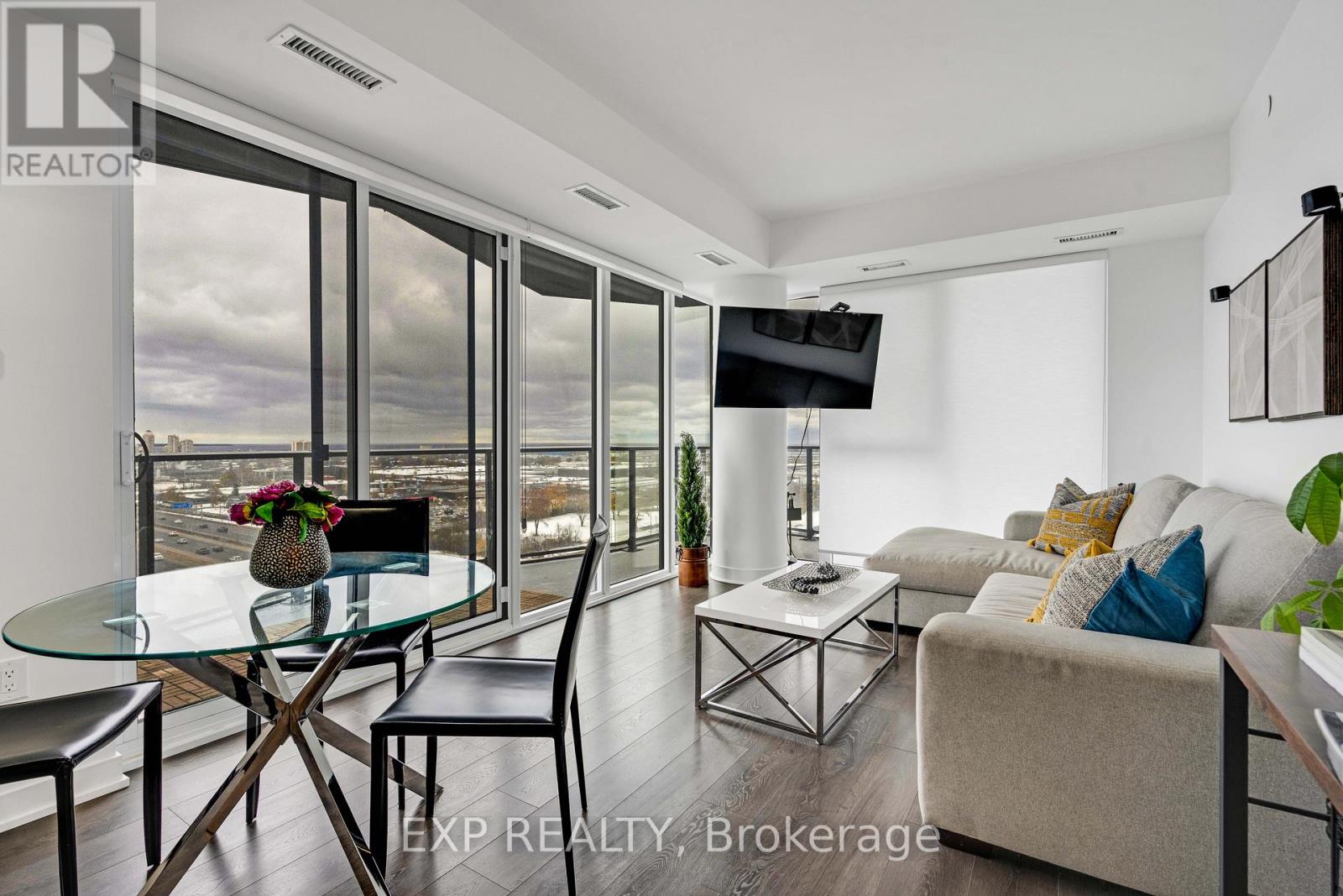 Residential in Toronto (Islington-City Centre West) 5
