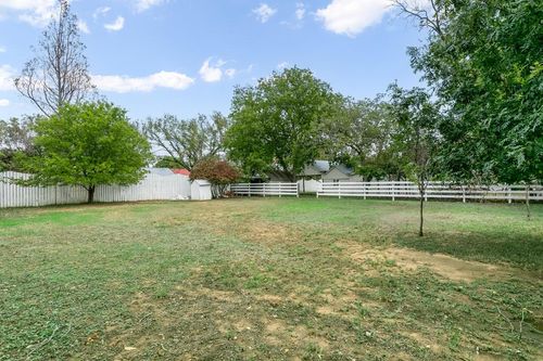 404 Fulton St, Fredericksburg, TX, 78624-3605 | Card Image