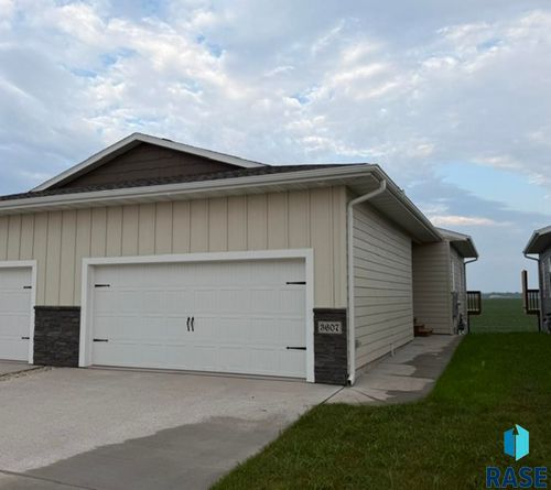 3607 S Heather Ave, Sioux Falls, SD, 57106-8575 | Card Image