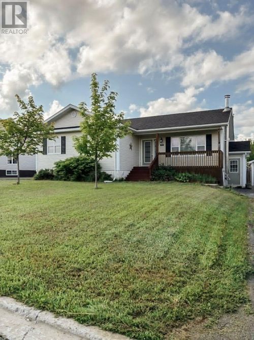 7 Tully Pl, House with 5 bedrooms, 3 bathrooms and null parking in Gander NL | Card Image