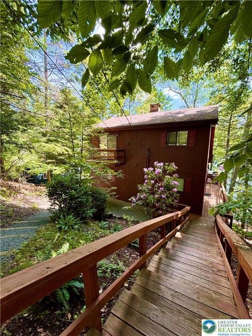 133 N Eastwood Dr, Greentown, PA, 18426-5002 | Card Image