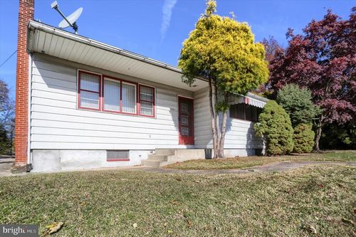 555 Pine St, STEELTON, PA, 17113-1914 | Card Image