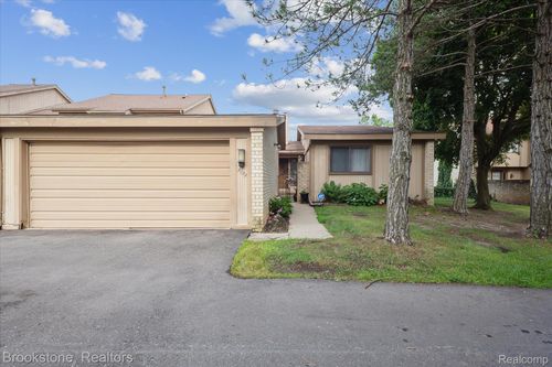 5195 Richard Run, West Bloomfield, MI, 48322-2103 | Card Image