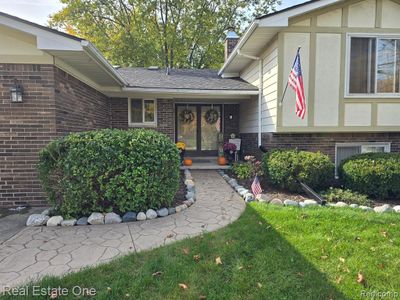 6929 Chadwick Drive, Home with 4 bedrooms, 3 bathrooms and null parking in Canton Twp MI | Image 2