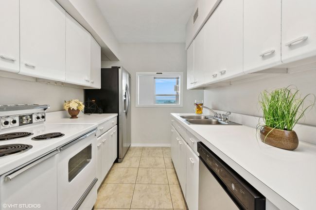 APT-5D - 3180 N Lake Shore Dr, Condo with 2 bedrooms, 2 bathrooms and 2 parking in CHICAGO IL | Image 5