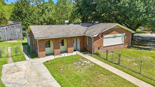 1800 Kingfisher Dr, Gautier, MS, 39553-2830 | Card Image