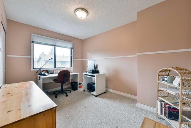 33 - 10030 Oakmoor Way Sw, Home with 3 bedrooms, 1 bathrooms and 2 parking in Calgary AB | Image 31