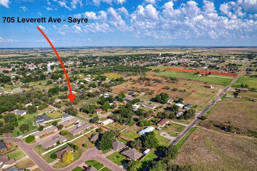 705 E Leverett Ave, Sayre, OK, 73662-2307 | Card Image