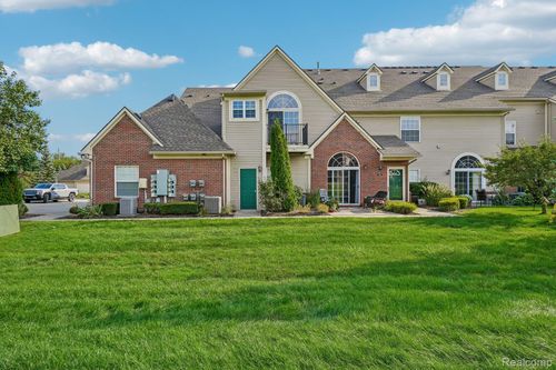 7821 Ambassador Dr, Shelby Twp, MI, 48316-5367 | Card Image