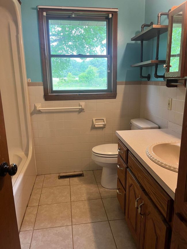 Main Bathroom | Image 12