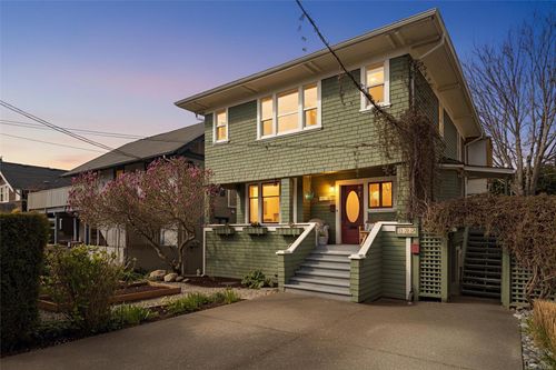 320 Moss St, Victoria, BC, V8V4M9 | Card Image