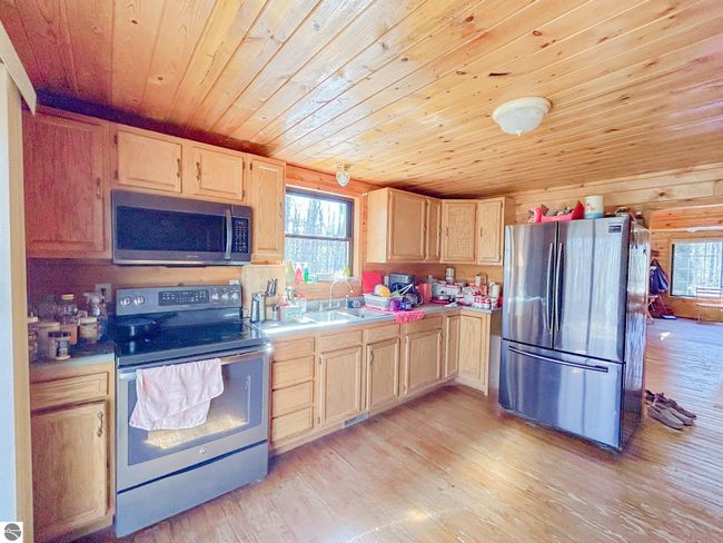 10090 Snowbowl Rd, House other with 2 bedrooms, 1 bathrooms and null parking in Houghton Lake MI | Image 6