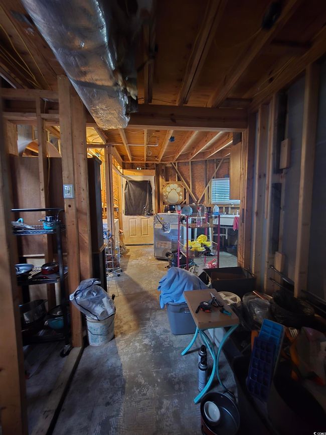 Hall with concrete floors | Image 9