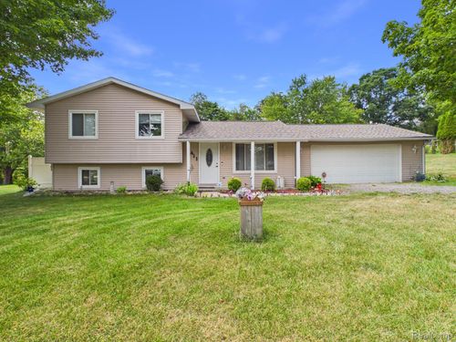 4411 Huckleberry Cir, Columbiaville, MI, 48421-9703 | Card Image