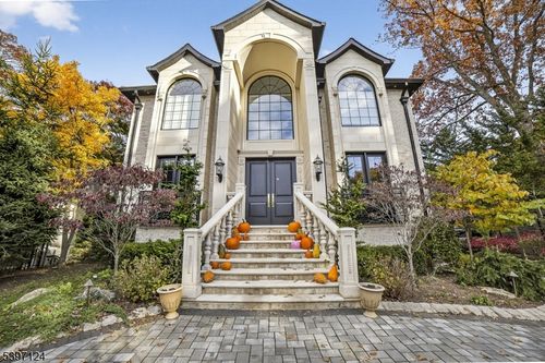 1096 Briar Way, Fort Lee, NJ, 07024-6343 | Card Image