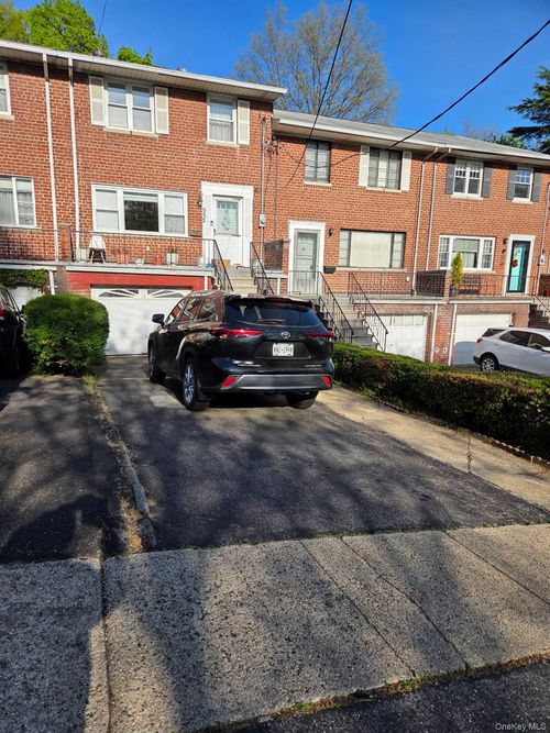 552 Manor Ridge Rd, Pelham, NY, 10803-2318 | Card Image