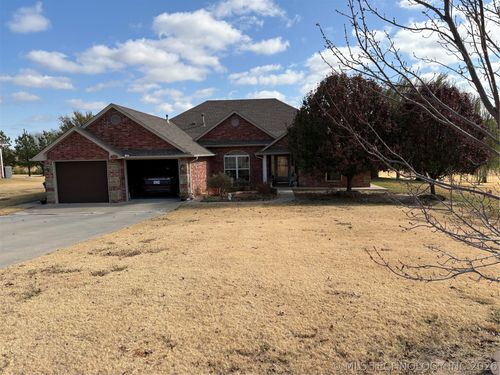 1001 Country Club Dr, Cushing, OK, 74023-8801 | Card Image