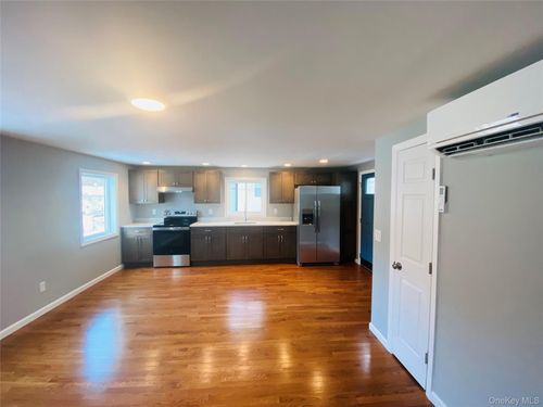 35 Tobins Ln, Highland Fls, NY, 10928-1927 | Card Image