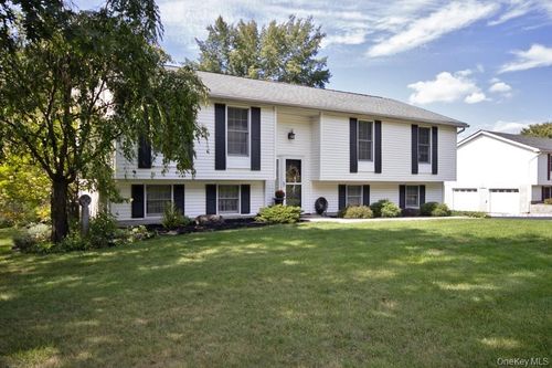 9 Birchwood Ln, Middletown, NY, 10940-6687 | Card Image